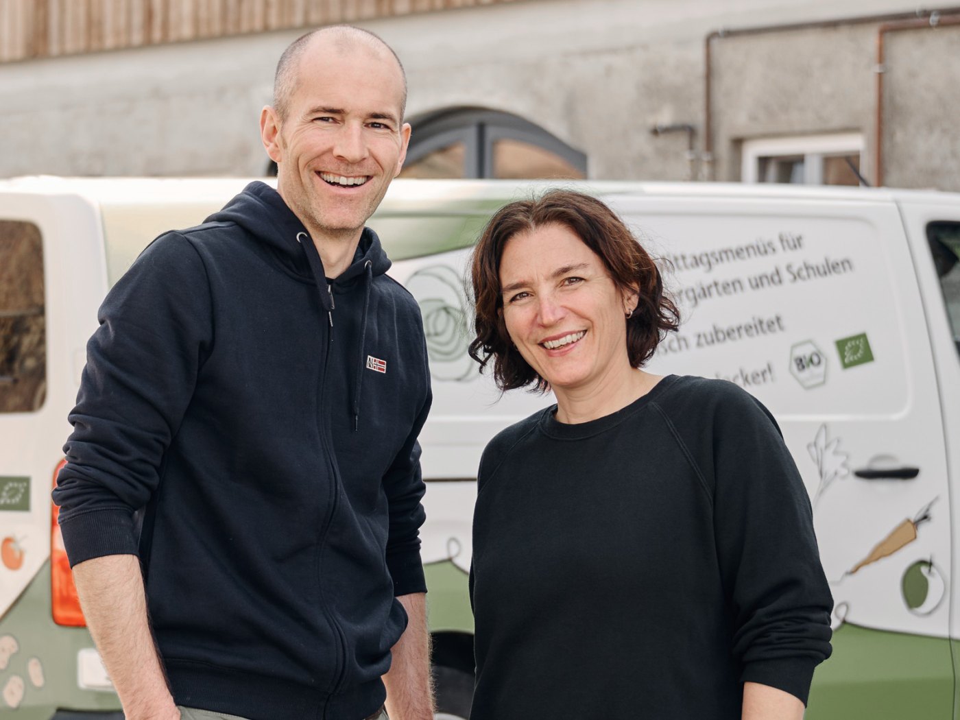 Lena und Martin Albrecht vor einem ihrer Lieferwagen